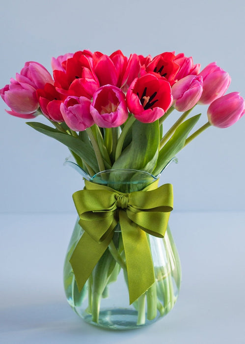 Arreglo de tulipanes en florero